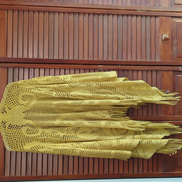 🌞Beautiful Patterned Golden Yellow Shawl🌞 - Picture 2 of 3
